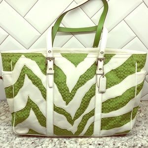 ❤️ Limited Edition Coach Bag Green w/White Leather